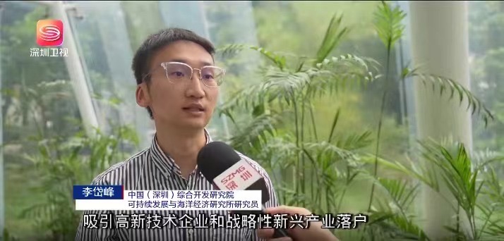接受媒体采访